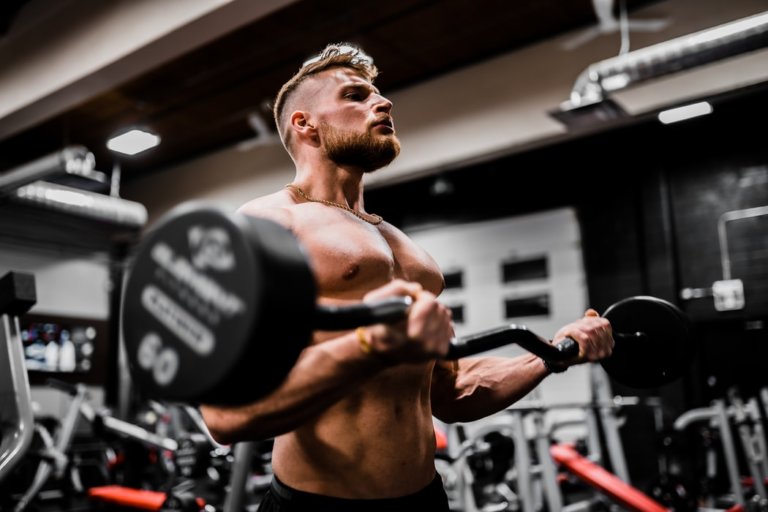 自宅でジャイアントセットの腕トレをやったら筋肉痛がヤバい【中上級者向け】│しんぷるフィットネス